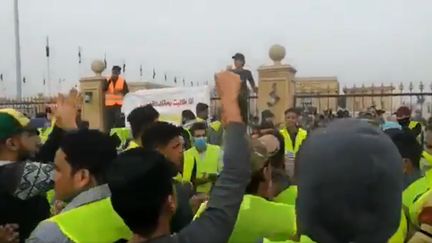 Des manifestants vêtus d'un gilet jaune, à Bassora, en Irak, en décembre 2018. (CAPTURE ECRAN DU COMPTE TWITTER @TheDuaaMalik)