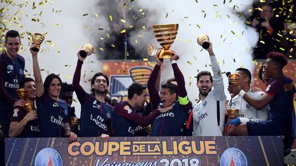 Les joueurs du PSG soulèvent leur 5e Coupe de la Ligue consécutive. (FRANCK FIFE / AFP)