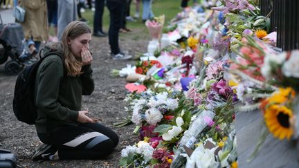 Des personnes rendent hommage aux victimes des attaques de deux mosquées à Christchurch (Nouvelle-Zélande), le 16 mars 2019.&nbsp; (DAVID MOIR / AFP)