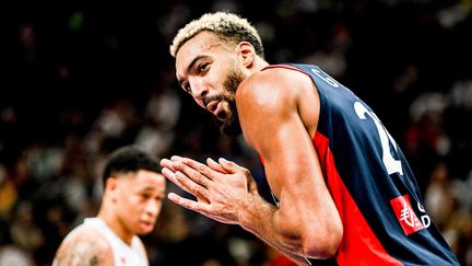 Rudy Gobert peut avoir le sourire, durant la victoire de l'équipe de France en demi-finale de l'Eurobasket contre la Pologne, le 16 septembre 2022 à Berlin (FILIP SINGER / MaxPPP)