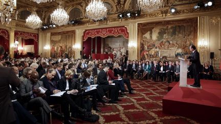 Le pr&eacute;sident Fran&ccedil;ois Hollande lors de sa premi&egrave;re conf&eacute;rence de presse &agrave; l'Elys&eacute;e, le 13 novembre 2012. (PHILIPPE WOJAZER / AFP)