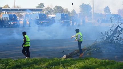 Des "gilets jaunes" sur l'autoroute A10 à Virsac, près de Bordeaux, le 18 novembre 2018 (illustration). (NICOLAS TUCAT / AFP)