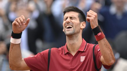 VIDEO. Novak Djokovic dessine un cœur dans la terre battue après sa victoire à Roland-Garros