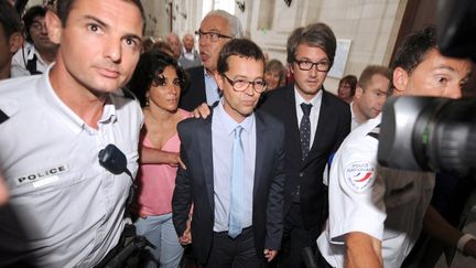 Le docteur Nicolas Bonnemaison (au centre), aux c&ocirc;t&eacute;s de sa femme et de ses avocats, quitte la cour d'assises de Pau, le 25 juin 2014. (GAIZKA IROZ / AFP)