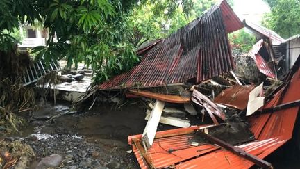 17 septembre 2022. Tempête Fiona. A Rivière des Pères, à Basse-Terre, en Guadeloupe, les eaux ont emporté une maison. Son habitant a été retrouvé mort, sur le boulevard, en bord de mer. (JEAN-YVES VADIMON / GUADELOUPE LA 1ERE)