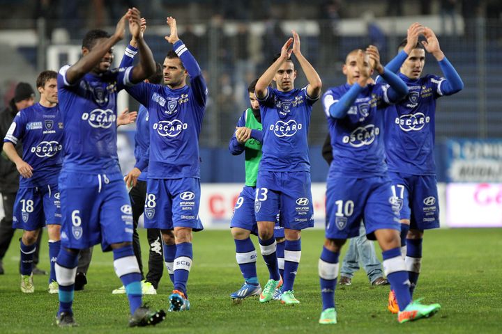 Vainqueurs 1-0 de Bordeaux, les joueurs du SC Bastia ont remerci&eacute; leur public le 18 janvier 2014. (PASCAL POCHARD-CASABIANCA / AFP)