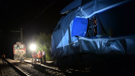 Des employ&eacute;s de la SNCF sur les lieux de la collision entre un TER et un TGV &agrave; Denguin, le 17 juillet 2014. (MEHDI FEDOUACH / AFP)