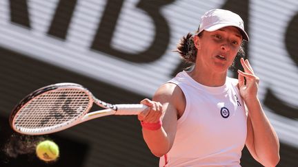 Iga Swiatek lors de son troisième tour à Roland-Garros, le 3 juin 2023. (THOMAS SAMSON / AFP)