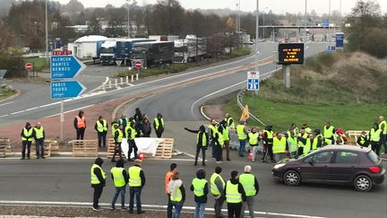 L'entrée de l'autoroute A11 au nord du Mans (Sarthe) et la zone commerciale bloquées par des "gilets jaunes". 17 novembre 2018. (MORGANE HEUCLIN-REFAIT / FRANCE-BLEU MAINE / RADIO FRANCE)