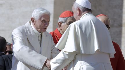 Le pape François et son prédécesseur Benoît XVI au Vatican le 28 septembre 2014 (DONATELLA GIAGNORI / EIDON / MAXPPP)