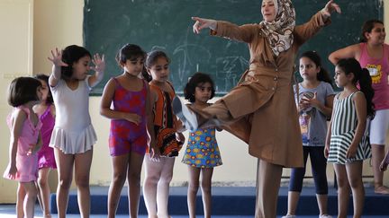 Un cours de danse classique dans une &eacute;cole de Gaza (Palestine), le 3 septembre 2012. (MOHAMMED SALEM / REUTERS)