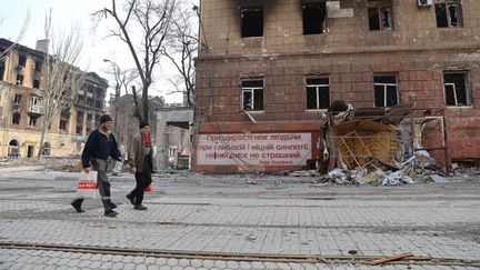 Des habitants dans les rues de Marioupol en Ukraine, le 9 avril 2022. (LEON KLEIN / ANADOLU AGENCY / AFP)