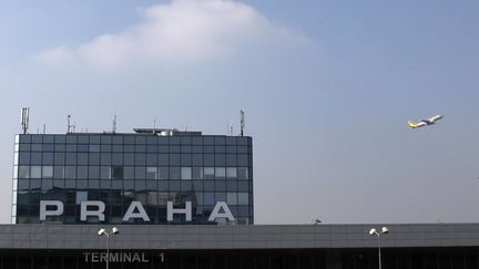 Devant l'aéroport de Prague (République Tchèque), le 22 mars 2012. (DAVID W CERNY / REUTERS)