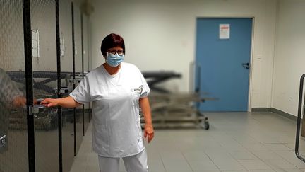 Valérie Denny est agent du service mortuaire de l’hôpital Emile Muller de Mulhouse. (VALENTIN DUNATE / RADIO FRANCE)