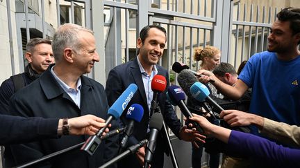 Laurent Baumel et&nbsp;Pierre Jouvet annoncent à la presse l'accord passé avec La France Insoumise pour les législatives, le 4 mai 2022. (EMMANUEL DUNAND / AFP)