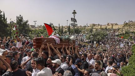 La cérémonie de funérailles de la journaliste&nbsp;Shireen Abu Akleh, le 13 mai 2022, à Jérusalem (Israël). (RONALDO SCHEMIDT / AFP)