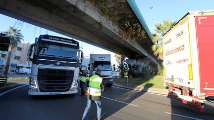 Les "gilets jaunes" bloquent les camions de livraison de Carrefour, le 5 décembre 2018 sur le&nbsp;rond point de Provence à Antibes. (ERIC OTTINO / MAXPPP)