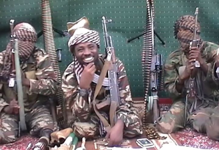 Le chef du groupe islamiste terroriste Boko Haram, Abubakar Shekau, au milieu de ses hommes,&nbsp;dans une vid&eacute;o mise en ligne le 25 septembre 2013. (BOKO HARAM / AFP)