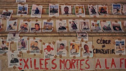 Les portraits des 27 migrants naufragés dans la Manche, place de la République à Paris, le 25 novembre. (PAULINE TOURNIER / HANS LUCAS / AFP)