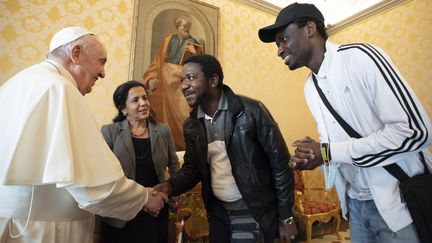 Le pape François rencontre des réfugiés hébergés par la communauté Sant'Egidio, le 17 décembre 2021, au Vatican. (VATICAN MEDIA / AFP)