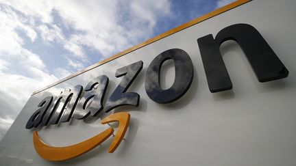 Le logo de la société Amazon, le 28 novembre 2019, sur le centre de distribution de Brétigny-sur-Orge&nbsp;(Essonne). (THOMAS SAMSON / AFP)