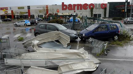 La zone commerciale de Plan de Campagne, pr&egrave;s de Marseille, ravag&eacute;e par une mini-tornade, le 14 octobre 2012.&nbsp; (FRANCK PENNANT / AFP)