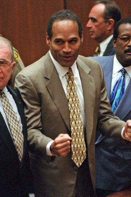 O.J. Simpson entouré de ses avocats réagit au verdict de son procès, le 3 octobre 1995, à Los Angeles. (MYUNG J. CHUN/AP/SIPA / AP)