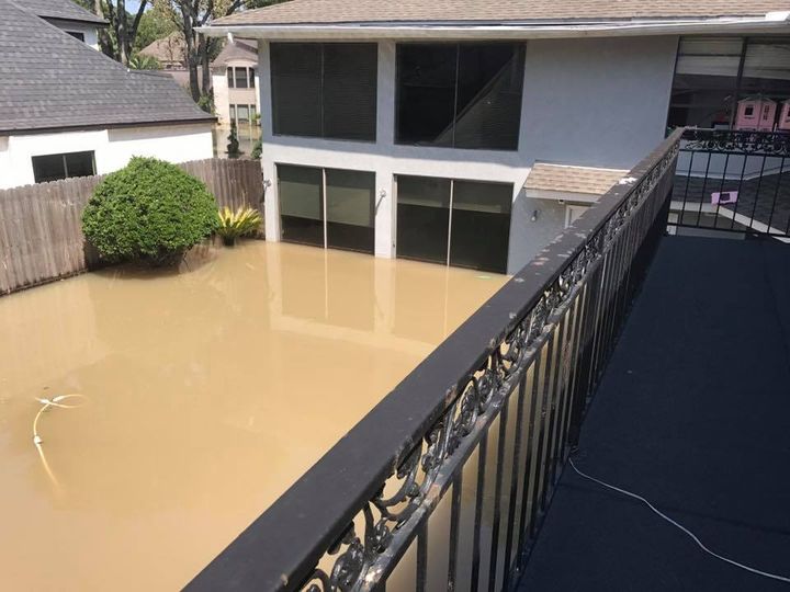 De l'eau sur plus d'1 mètre depuis dimanche dernier dans la maison des Bonneté à Houston, Texas (DR)