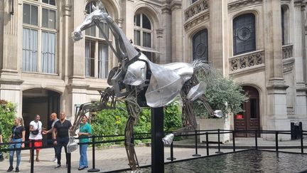 Le cheval métallique utilisé pour la cérémonie d'ouverture des JO est exposé dans un cour de l'Hôtel de Ville de Paris. (MARION FERRÈRE / RADIO FRANCE)