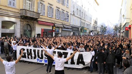 Des milliers de personnes défilent dans le calme à Bastia (PASCAL POCHARD-CASABIANCA / AFP)