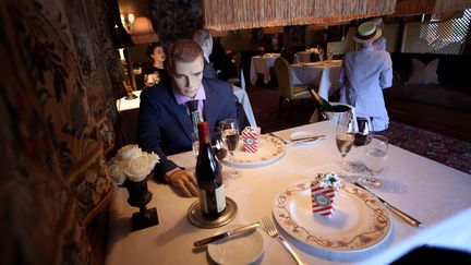 Un mannequin costumé dans un restaurant étoilé de Washington (Virginie), le 14 mai 2020. (WIN MCNAMEE / GETTY IMAGES NORTH AMERICA / AFP)