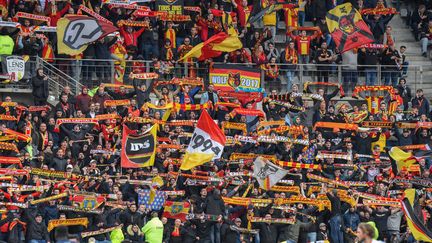 Des supporters de Lens lors d'un match contre Paris, le 3 mars 2019 à Paris. (STEPHANE VALADE / AFP)