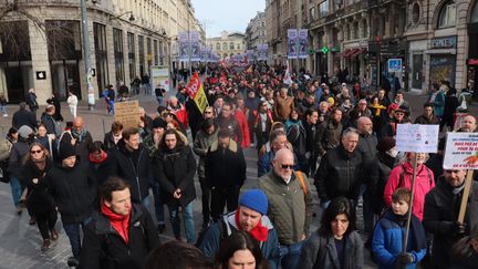 La dernière manifestation contre la reforme de la retraite, avant les votes de demain par les députés et sénateurs, à Lille. (FRANÇOIS CORTADE/RADIOFRANCE)