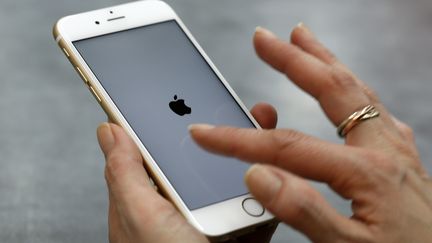 "L'erreur 53" bloquait complètement l'iPhone 6 dont le bouton principal avait été remplacé par un réparateur non homologué par Apple. (MICHAELA REHLE / REUTERS)