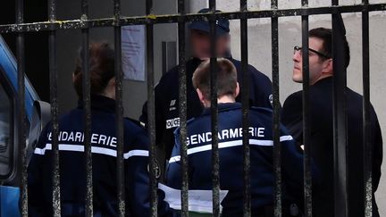 Jeremy Munoz (à droite), escorté par des gendarmes jusqu'à la cour d'assise de Rodez (Aveyron), mardi 3 avril 2018. (JOSE A. TORRES / AFP)