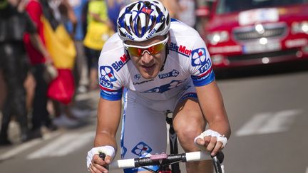 Bless&eacute; au poignet gauche, le Fran&ccedil;ais Anthony Roux s'&eacute;chappe du peloton lors de la deuxi&egrave;me &eacute;tape du Tour de France, le 2 juillet 2012 en Belgique. (JOEL SAGET / AFP)