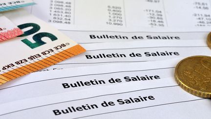 Des bulletins de salaire. (RICHARD VILLALON / MAXPPP)