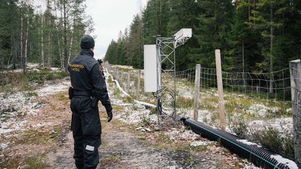 Un officier finlandais à la frontière entre la Finlande et la Russie, en novembre 2022. (ALESSANDRO RAMPAZZO / AFP)