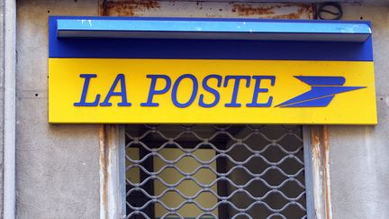 Un bureau de Poste fermé. (ALEX BAILLAUD / MAXPPP)