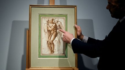 Le dessin attribué à Michel-Ange représente un jeune homme nu entouré de deux personnages. Il sera mis aux enchères à la maison de ventes Christie's à Paris, le 18 mai 2022 (Emmanuel DUNAND / AFP)