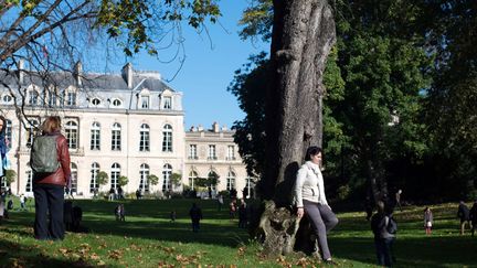 Visiteurs dans les jardins de l'Elysée en octobre 2012
 (Bertrand Langlois / AFP)