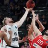 Le club de basket de l'Hapoël Tel-Aviv (ici en rouge) joue désormais tous les matchs d'Eurocup à l'extérieur. (MARCUS BRANDT / DPA)