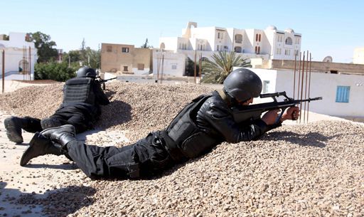 Policiers tunisiens en faction sur un toit à Ben Guerdane le 8 mars 2016 (REUTERS - Zoubeir Souissi)