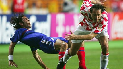 Le Croate Josip Simunic fait chuter le Français Robert Pirès lors du match France-Croatie, en poules de l'Euro 2004, le 17 juin à Leiria (Portugal). (ANDREAS RENTZ / BONGARTS / GETTY IMAGES)