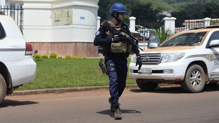 Un&nbsp;gendarme mobile fran&ccedil;ais, membre des&nbsp;troupes de la mission militaire europ&eacute;enne en Centrafrique, l'Eufor, le 9 avril 2014 &agrave; Bangui (Centrafrique). (MIGUEL MEDINA / AFP)