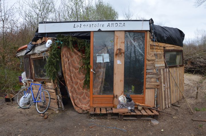 La cuisine collective de la barricade nord, le 1er avril 2017 au Bois Lejuc (Meuse). (THOMAS BAIETTO / FRANCEINFO)