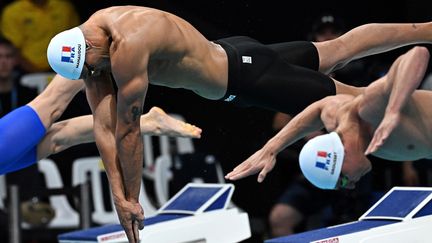 Florent Manaudou et Maxime Grousset, en demi-finales du 50m papillon, aux Mondiaux de natation, à Budapest, le 18 juin 2022. (ATTILA KISBENEDEK / AFP)