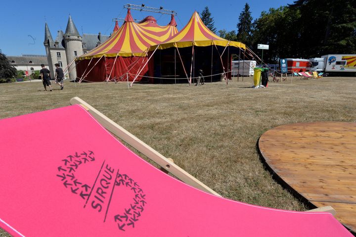 Le 12 août, lors de l'installation des chapiteaux du festival "La Route du Sirque" de Nexon.
 (PASCAL LACHENAUD / AFP)