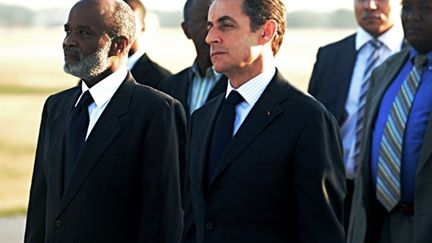 Le président Sarkozy (droite) reçu par son homologue René Préval (gauche) à son arrivée à Haïti. 17/02/10 (AFP Thony Belizaire)