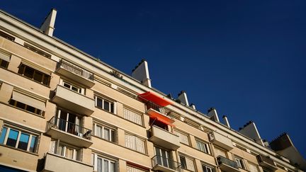 Un immeuble dans le 15e arrondissement de Paris, le 18 juillet 2023. (LAURE BOYER / HANS LUCAS / AFP)